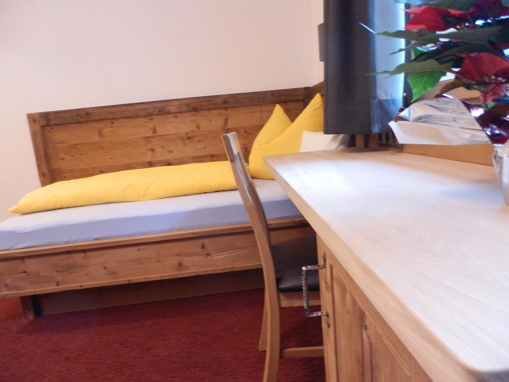 Ferienwohnung Haus Alpenflora Flirsch Exterior foto